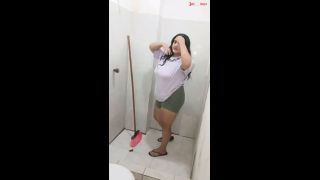Empleada se come la verga del patrn a cambio de un aumento mientras su esposa no esta