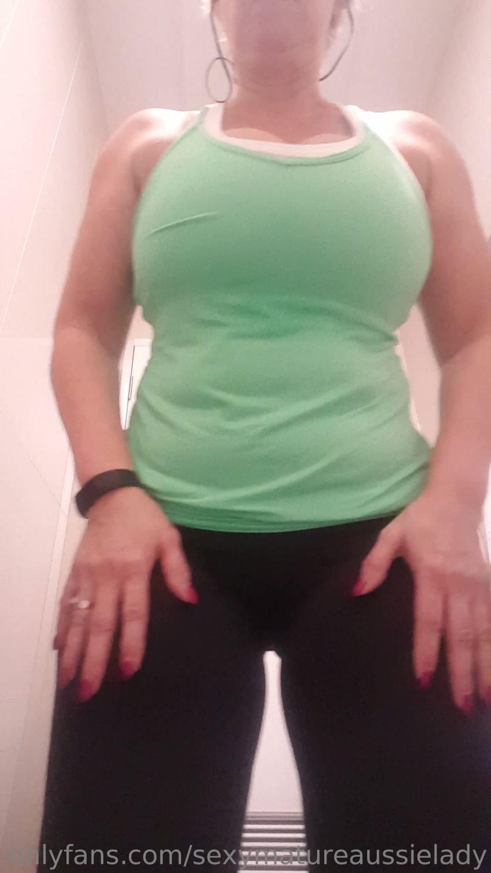 sexymatureaussielady  Wicked wednesday titty reveal at the gym 04-06-2019