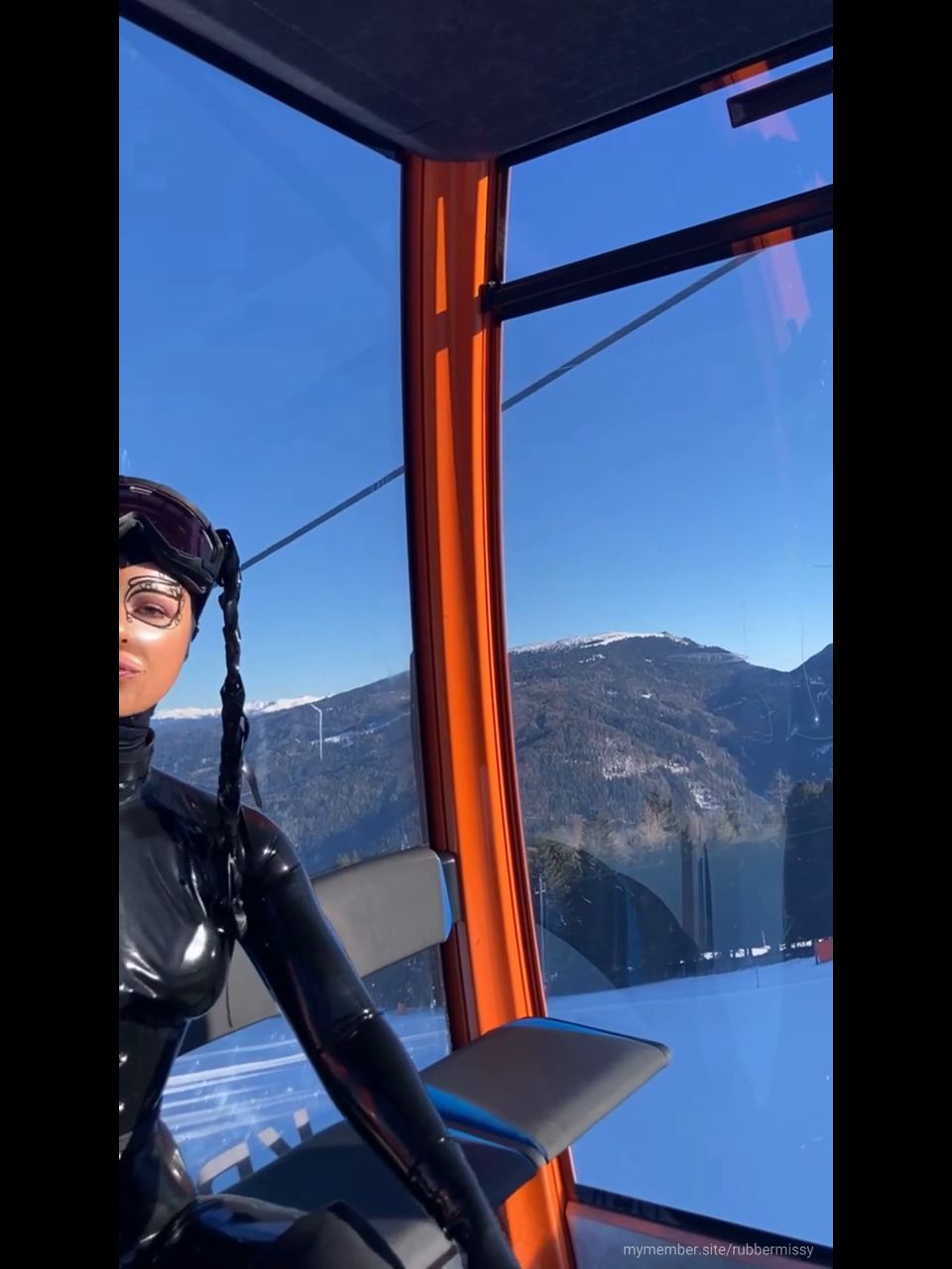 Rubbermissy - Snowboarding en látex.