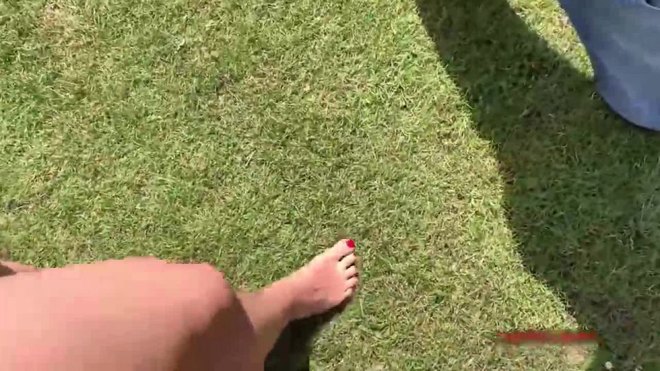 Hermoso Barefeet, emparejando los dedos rojos pedicurados, vestido casualmente en su Jea.