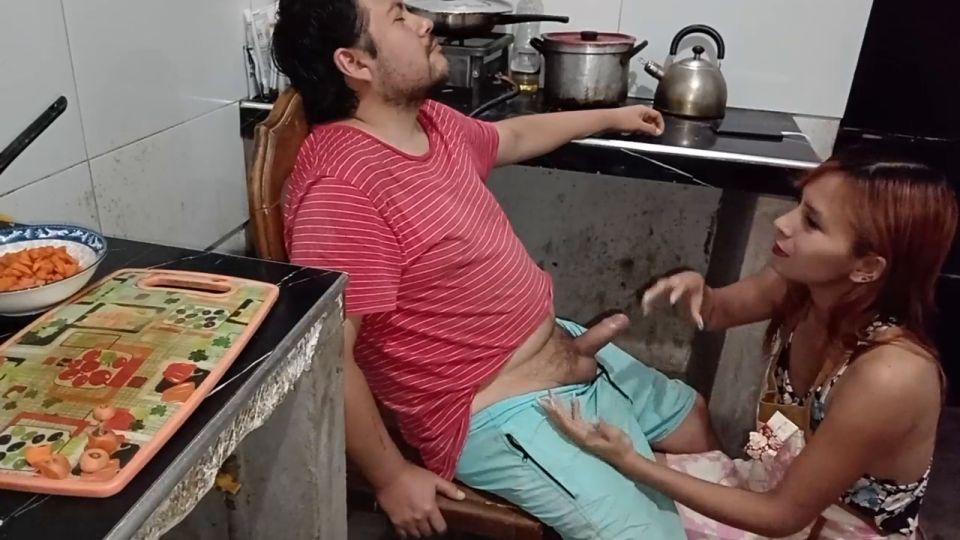 773336 La ama de llaves espera a su jefe por su disposición a vestirse bajo ropa interior.