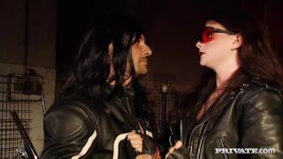 Jessica Fiorentino Has Hardcore Anal Sex in a Pair of Leather Pants Latex!