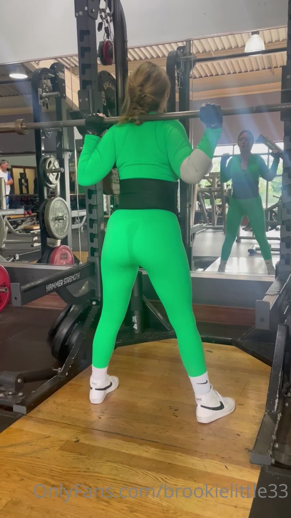 Brookie Little - brookielittle33 () Brookielittle - squats and more squats in my tight green leggings 30-05-2022