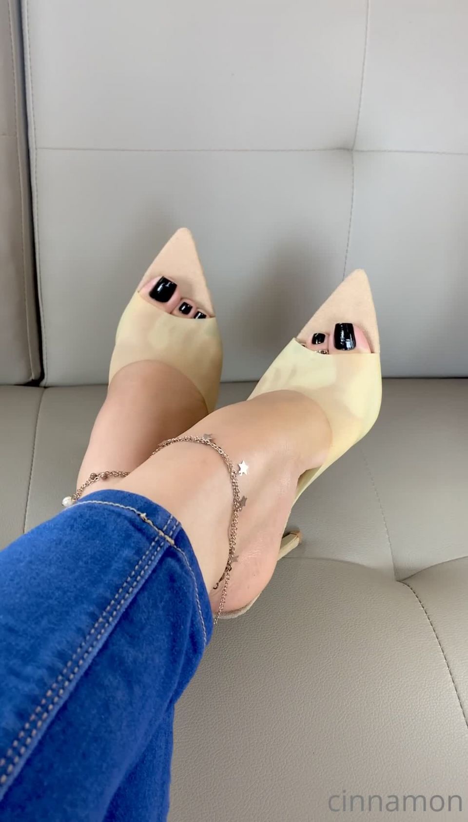 cinnamonfeet2 - Goddess Cinnamon VIP CinnamonfeetA great distraction for whatever youre doing this Saturday crossing my leg - 26-06-2021 - Onlyfans