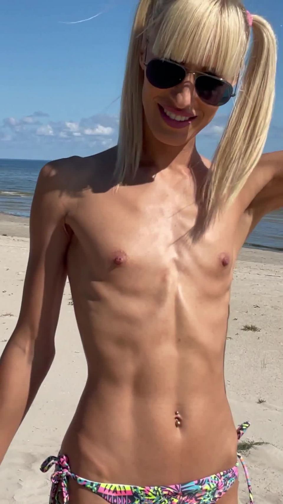 Blonde babe sucks dick on the beach Amateur!