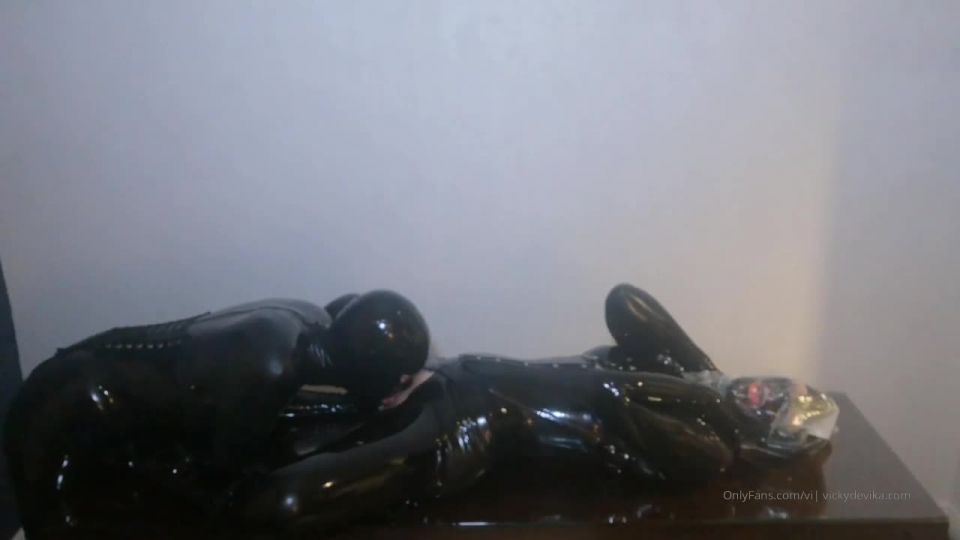 vicky d pbPussy licking in full rubber with plastic bag breath play