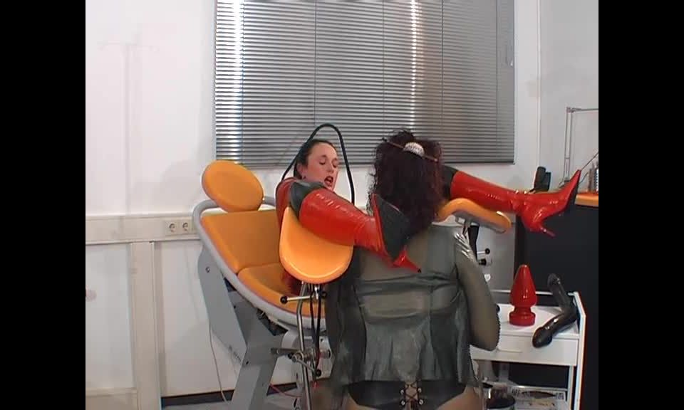 Spekula 63 Assfisting con Trish.