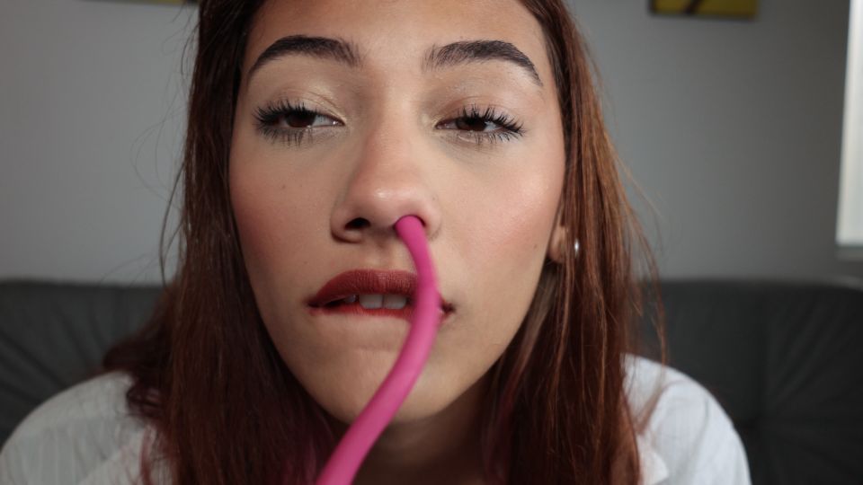 Cloe stone Scott - Me gusta poner cosas pequeñas en mi nariz