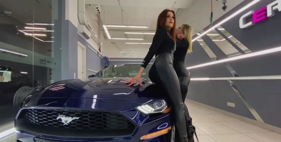 MylatexbabyVictoria Trasti Two Beauties in Leggings in the Car Wash