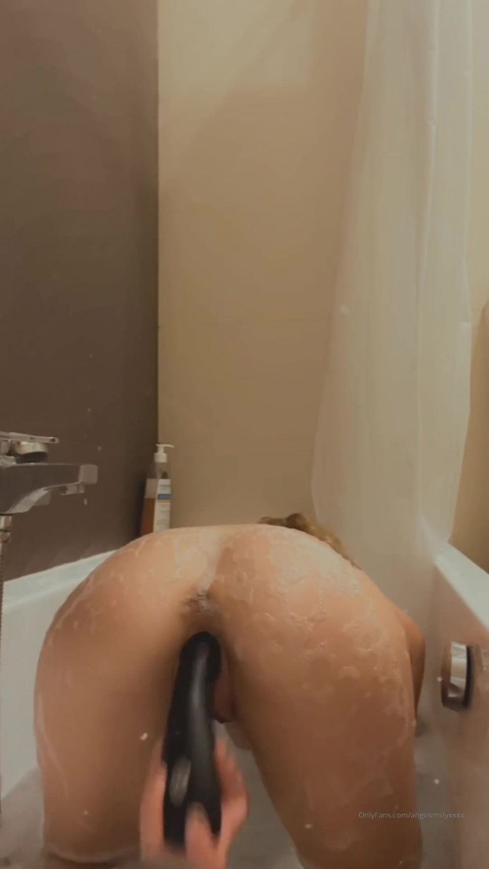 Onlyfans - Angel Emily - angelemilyxxxx - angelemilyxxxxParte Disfrutando de mi baño encuentro algo para relajarme tan bien - 30-01-2020