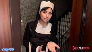 SESSO sul tavolo con SUORA TETTONA BLASFEMA sborrata sulla figa