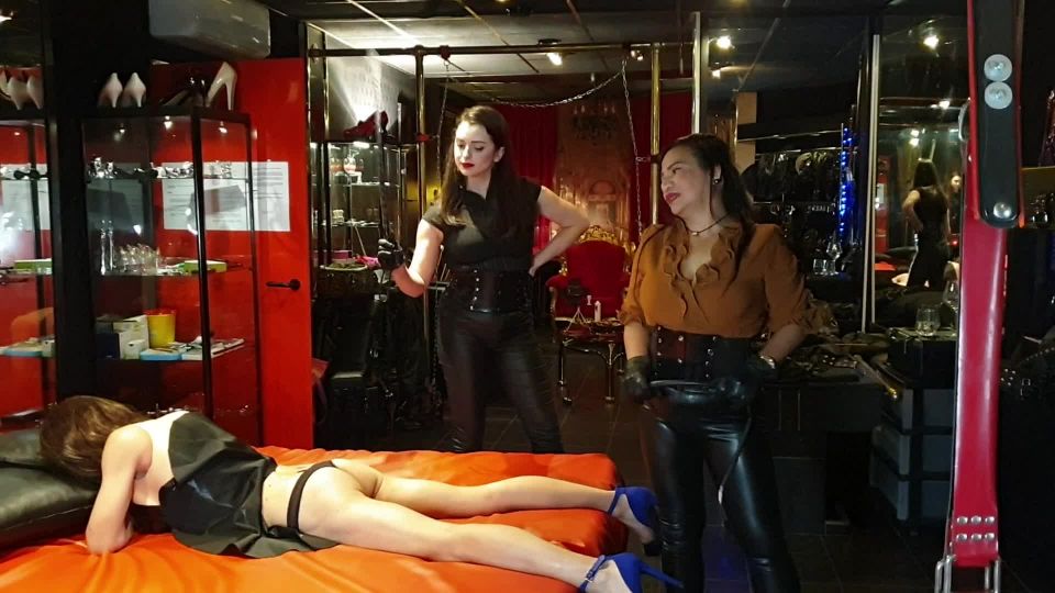 Mistress Bella Lugosi - Ms Saint Lawrence Whipping the S...