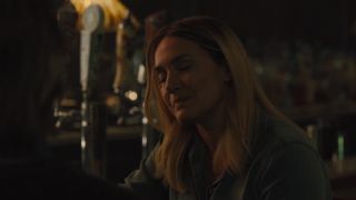 Kate Winslet, Cailee Spaeny - Mare of Easttown s01e01 (2021) HD 1080p - [Celebrity porn]