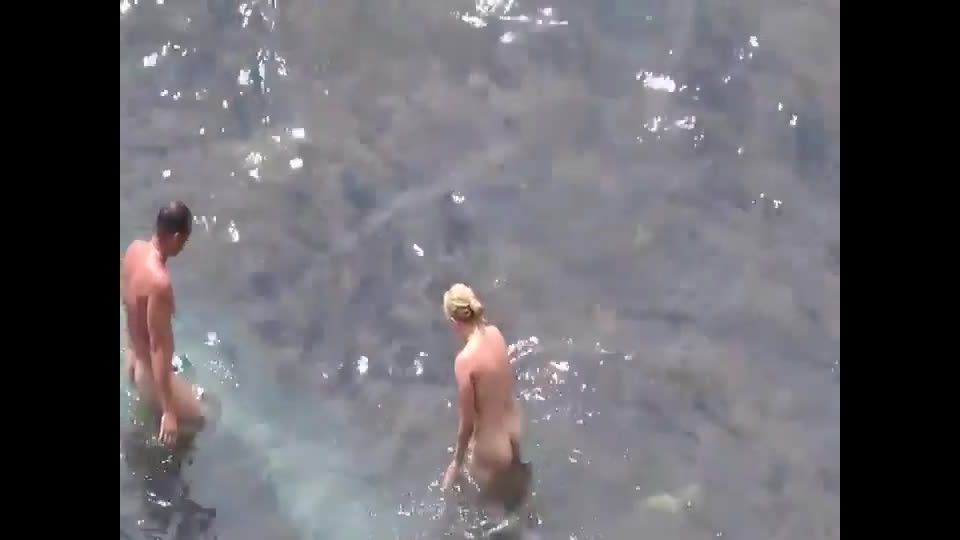 Voyeur stumbled on a beach blowjob