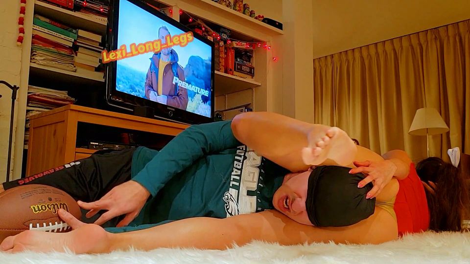 Lexi Piernas Largas - Superbowl Tijeras Sexy Animadora Destruye Abanderado de Fútbol con Sus Piernas - FullHD 1080P