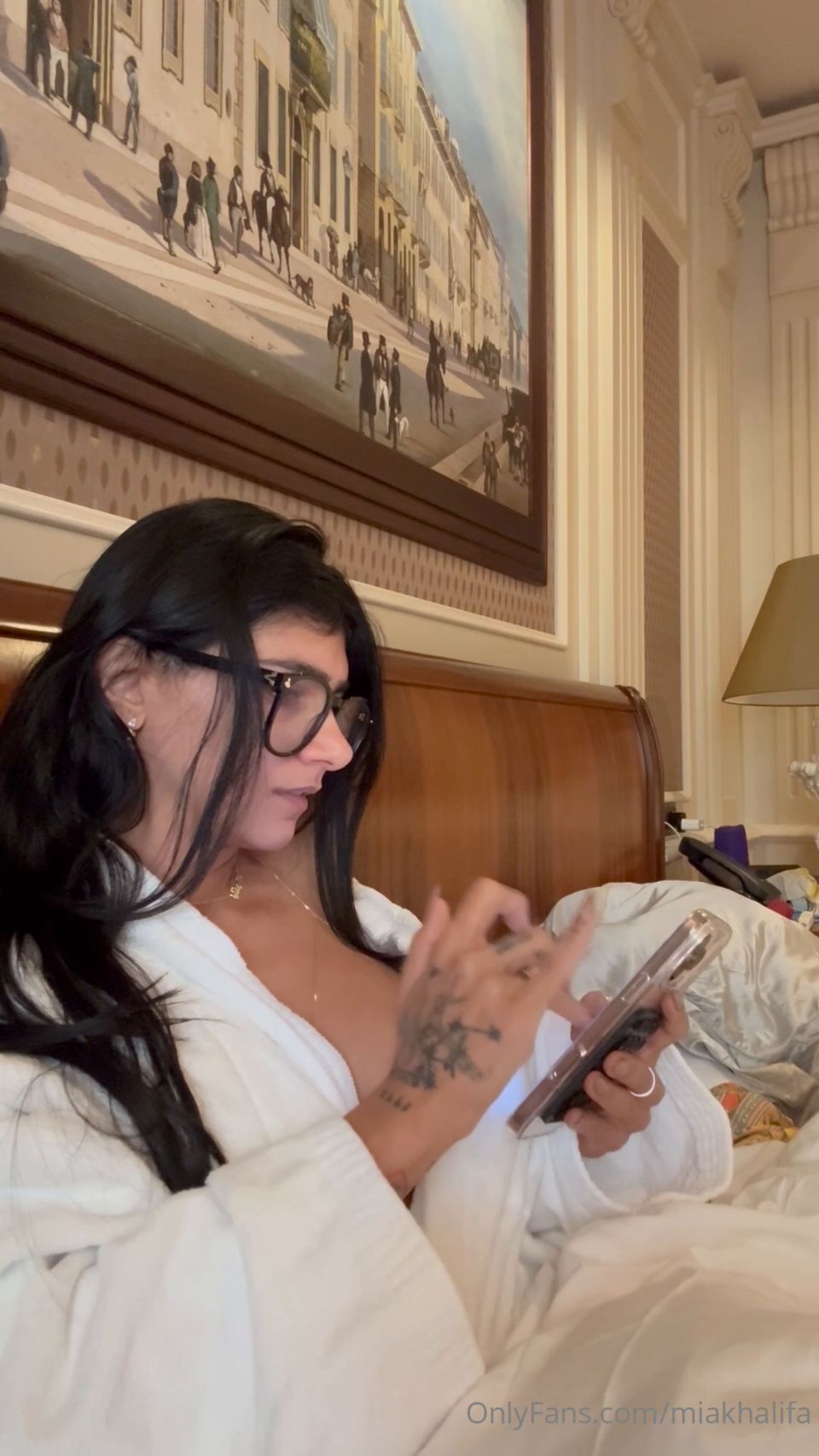 Mia Khalifa - Temblando mis tetas, moliendo mis caderas, los pezones, el botín Poppinggg + Gafas - FullHD 1080P