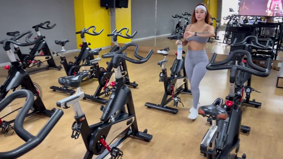 COLOMBIAN TEEN Seduces Stranger In The Gym To Play With Her Ass With A 