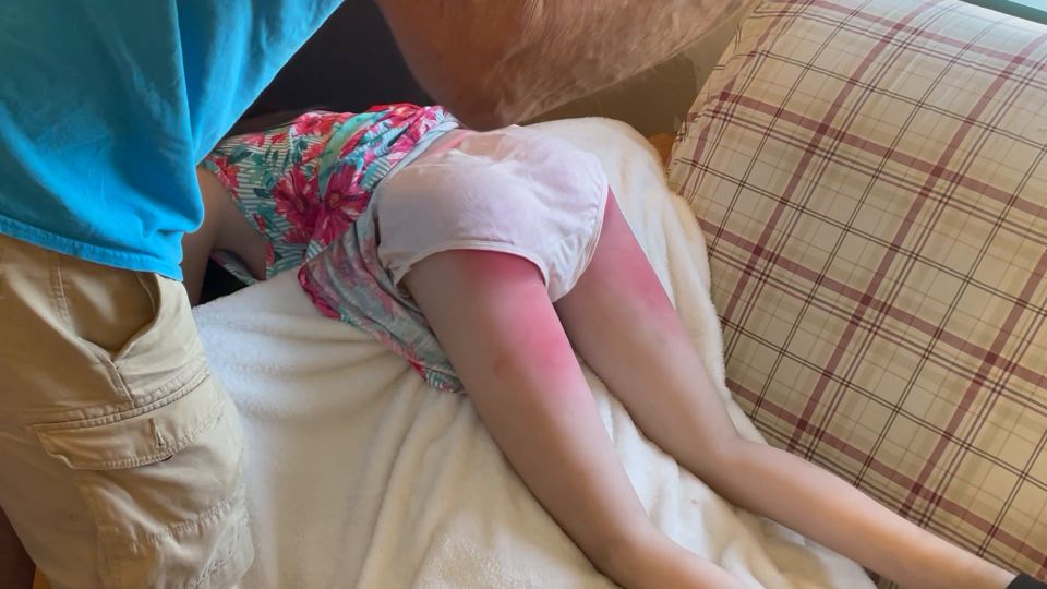 Naoko consigue la mano y padel Spanking.