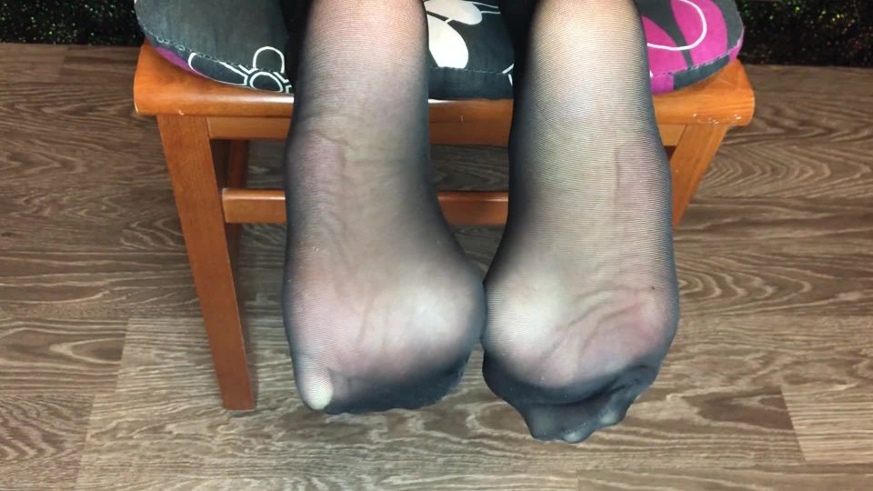 Kelly_feet massage feet in black nylon stockings sweaty toes pov