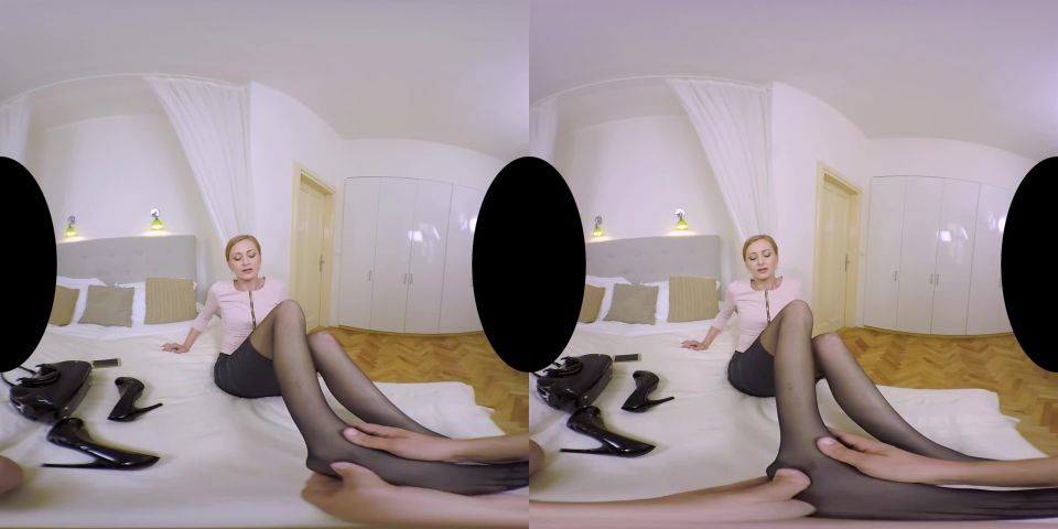 Businesswoman s Feet - POV vr Luca Bella