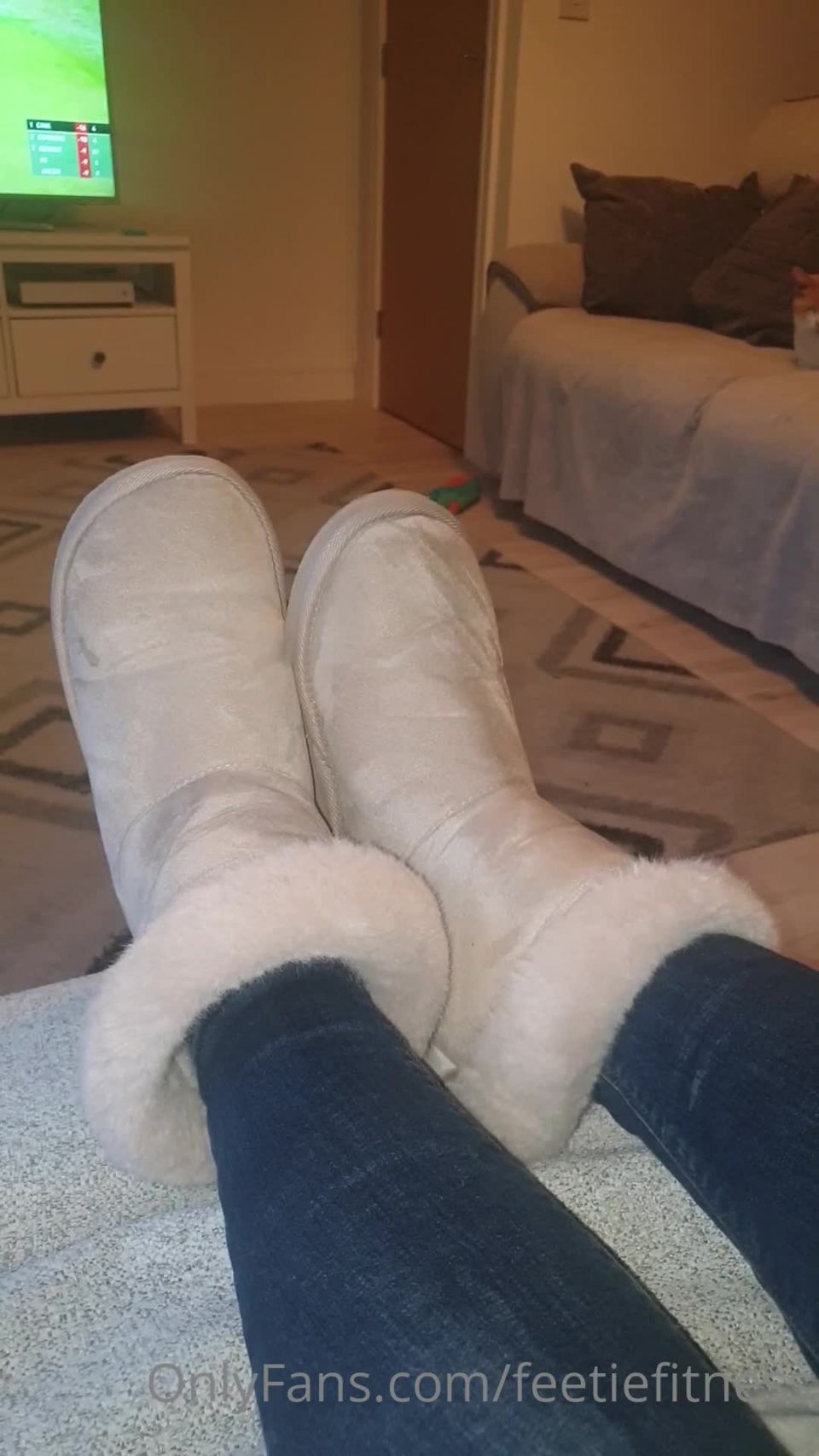 Onlyfans - Goddess Suzie - goddesssuzie26 - goddesssuzieFresh and warm smelly ugg slipper feet pressed against your nose would feel like heaven w - 17-04-2021