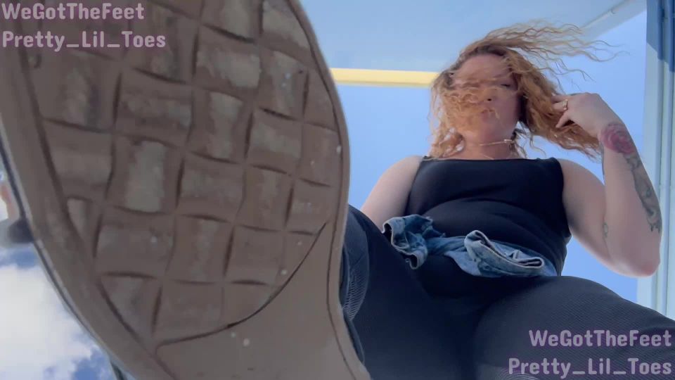 Tenemos los pies limpios mis zapatos en público perra Vol7 FV (Porno fetiche)