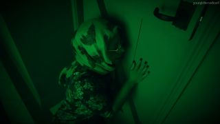 Tu chica está al lado de la puerta, detrás de los ojos de mamá.