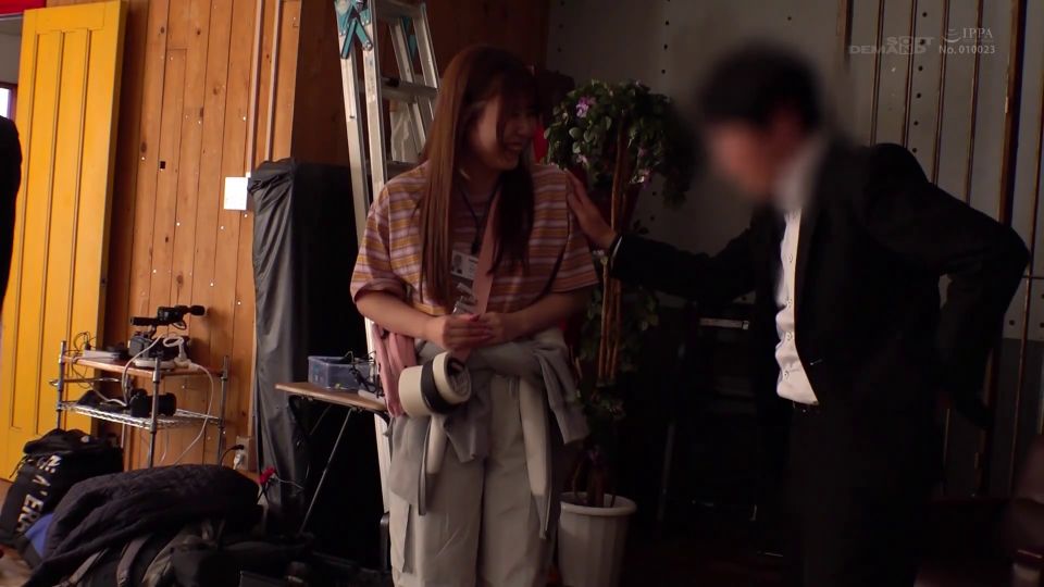 Newcomer in the production department, Izumi Mizutani (21) - Scheduled actress fell ill, and set AD Mizutani hastily made her acting debut?! Takes on a challenge of her first “creampie” in life! ⋆.