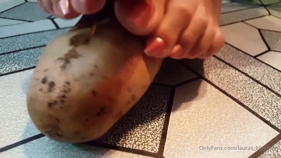 LaLaLaura aka lauras_kingdom - 07-07-2020 OnlyFans Video - Laalbibis Long toenail Potato scratch video LaLaLaura hardcore