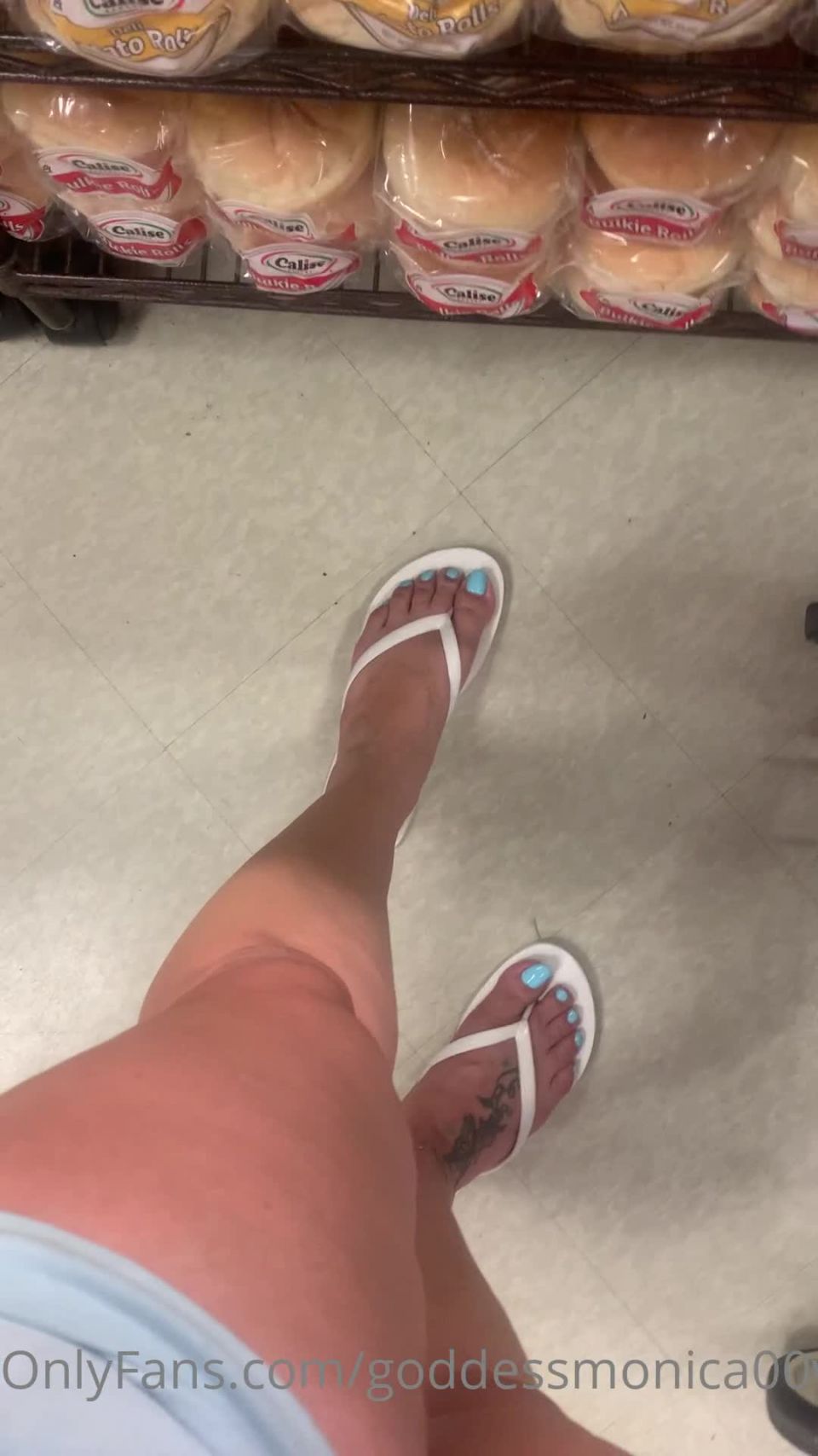 Goddess monica - goddessmonica00w GoddessmonicawWhite old navy flip flops at the deli counter - 30-06-2021 - Onlyfans