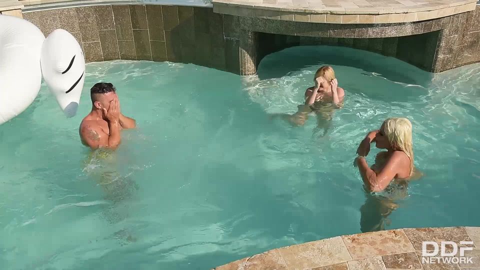 HandsOnHardcore/DDFNetwork - Katy Jayne, Vittoria Dolce - Anal Cramming By The Pool  on threesome cute anal