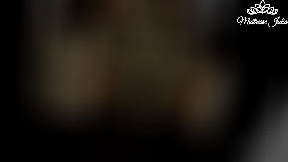 Femdom porn MaitresseJulia: Este esclavo me da todo lo que posee Parte 2 Castigo