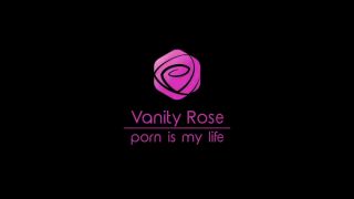 VanityRose - Im Waschsalon geil gefingert bis zum Orgasmus