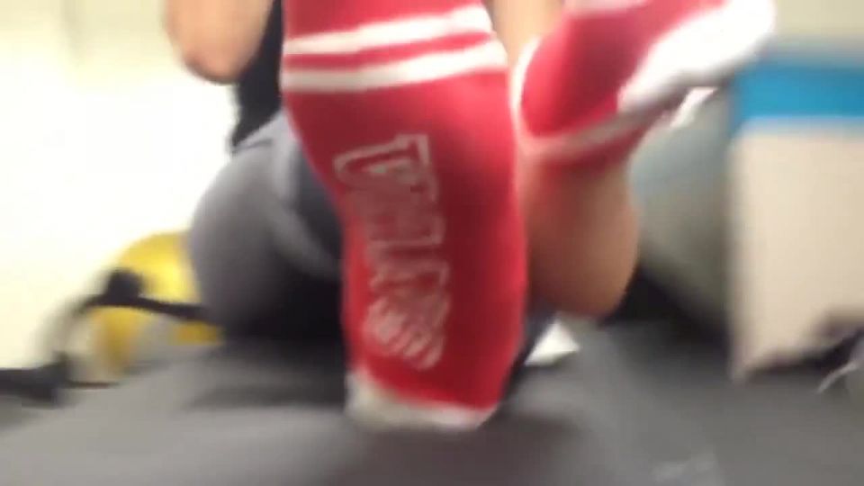 online video 38 Wrinkled milf soles at the gym | fetish | femdom porn foot fetish under table