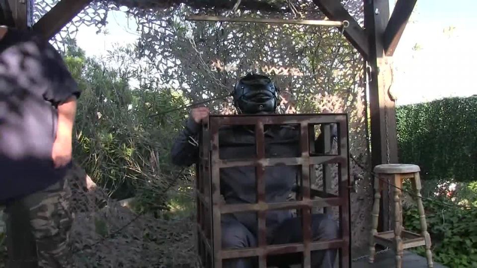 Respiración y bromas en la tortura Cage Sexo Online Por...