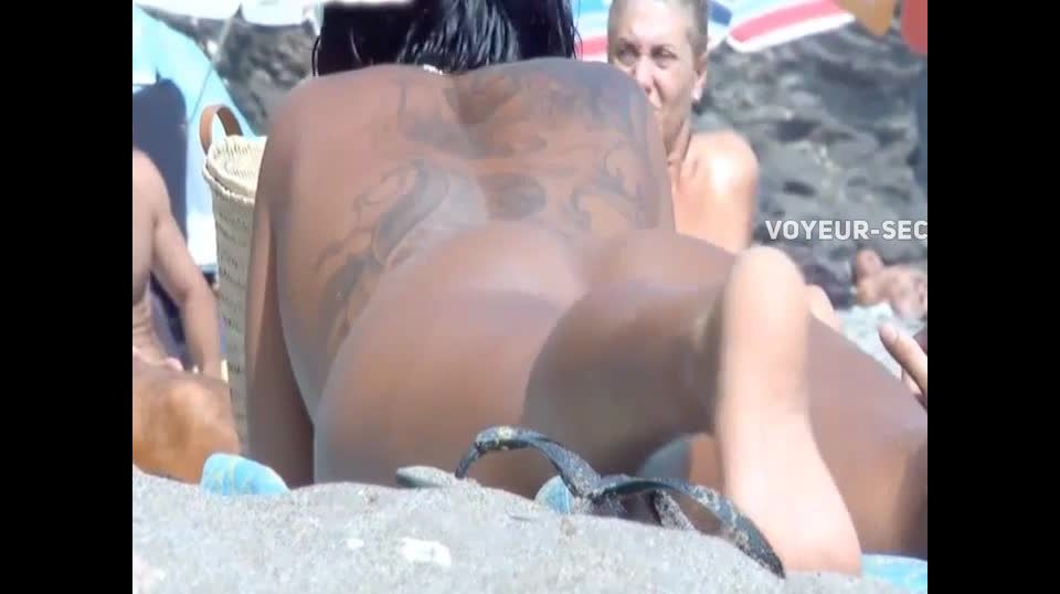 Amazing tattooed and tanned ass