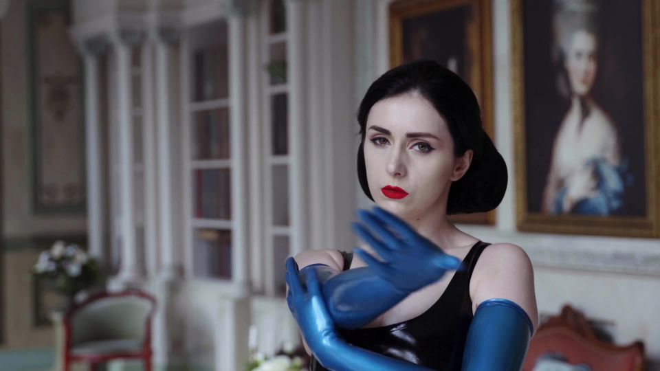 Cinematic dance in blue latex - Tattooed women