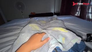 CHICA COLOMBIANA SE MASTURBA Y ENVIA VIDEO A SU HERMANASTRO