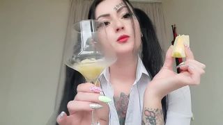 Pornhub.com - Dominatrix Nika - Siterip - K2S - Free Porn Streams - Ver o Descargar Dulce y delicioso escupitajo de manzana para el chico sucio abre la boca y disfruta de un cóctel