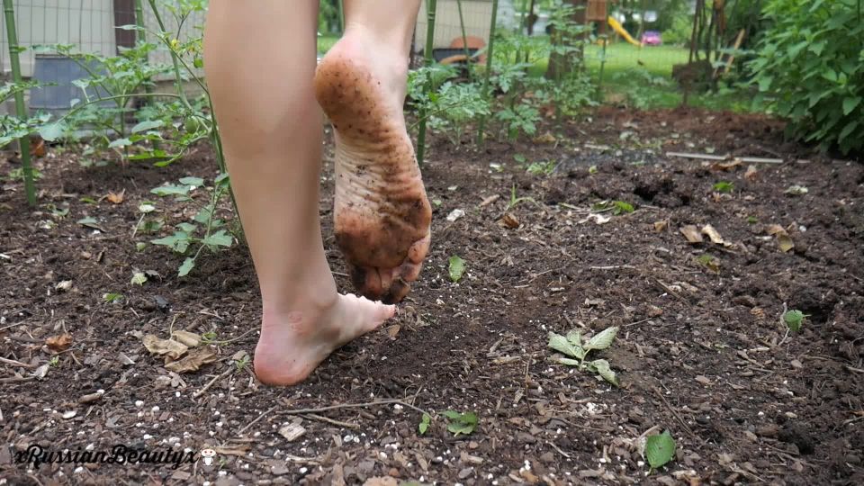 xxx video clip 25 Madison Marz - Getting My Feet Dirty In The Garden on fetish porn car crush fetish