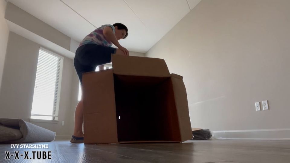 Fetish porn  IvyStarshyne  Ivystarshyne Stomping A Big Fat Box