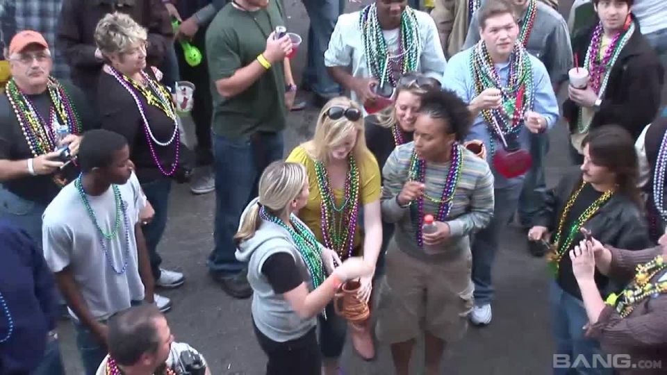 Mary Flashes Her Tits During Mardi Gras Festivities - Amateur