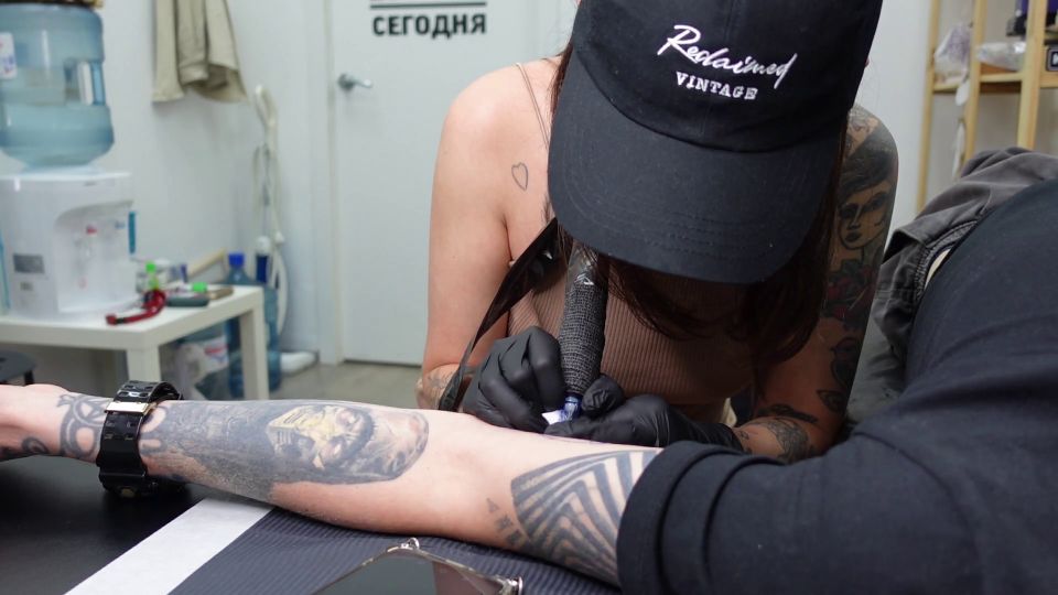 Risky Fucked In The Tattoo Studio Of A Sexy Tattoo Artist 1080p