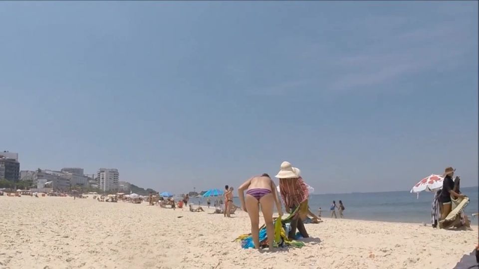 Beach voyeur inspects two girls on the go