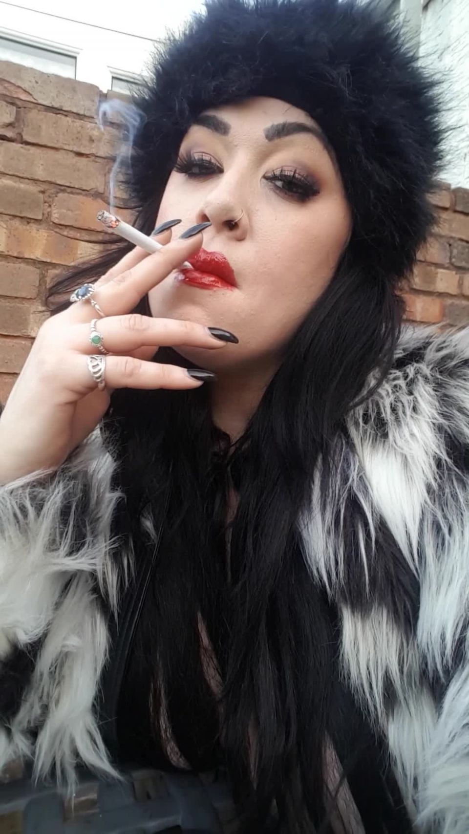 Onlyfans - Bexbb9 - Smoking fettish video outside  Red lips blowing smoke Fur coat boobs - 15-11-2018