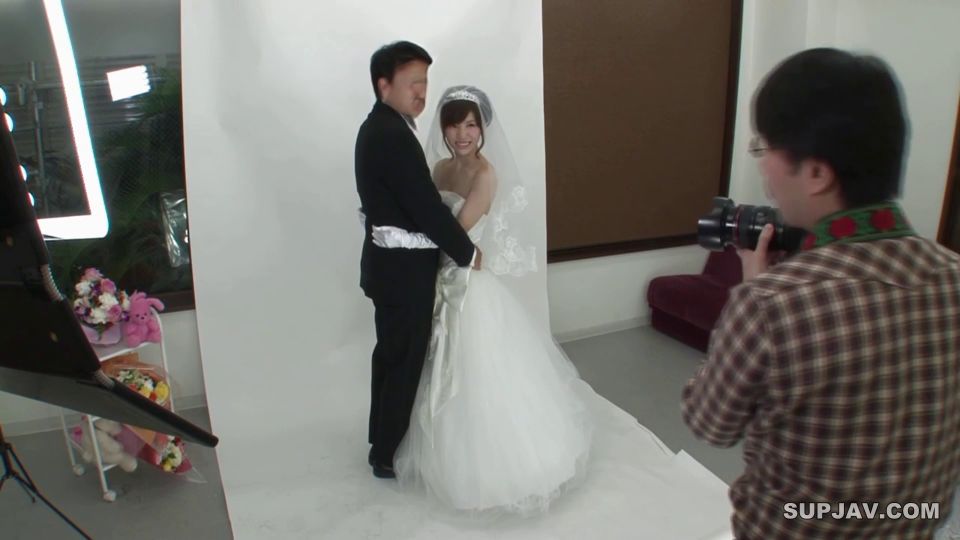 ReducingMosaic HUNT-856 結婚式前にウェディングドレス姿で記念写真を撮影する幸せ絶頂のカップルの花嫁に『媚薬』、新郎に『眠剤』を飲ませたら、ウェディングドレス姿の花嫁が発情！寝ている新郎の目の前で他人のチ○ポを求め、ヨダレをダラダラ流しながら腰を振りまくって初めての浮気！