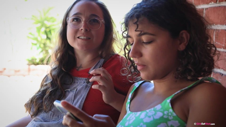 Girls out west with juno & rubi valentine in poolside