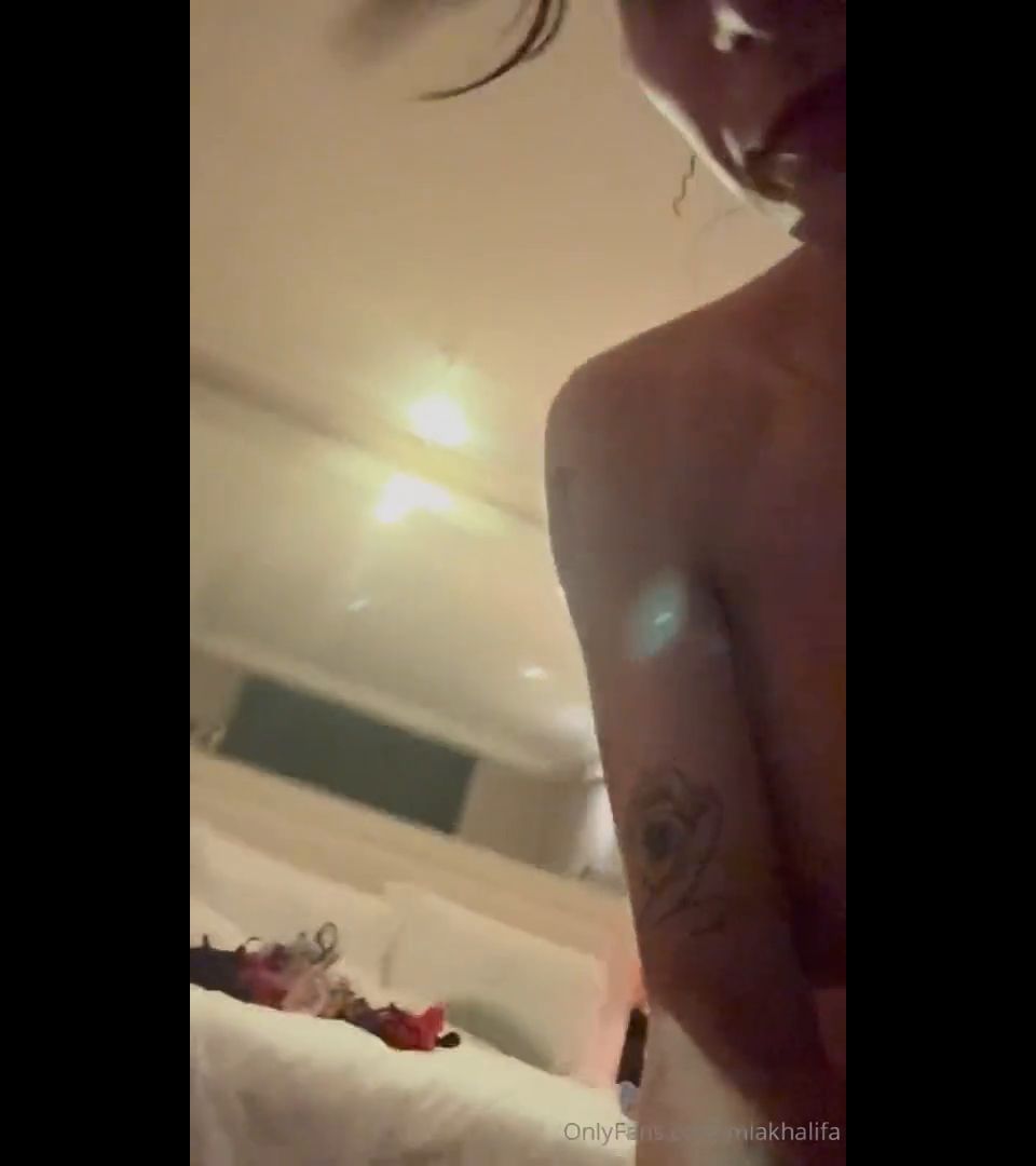 Mia Khalifa, Tetas desnudas desnudándose en el hotel Prepárate para los Onlyfans (Pornstar)