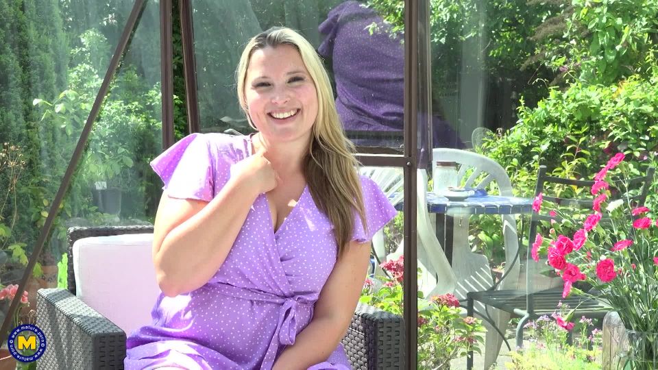 Charlie rae (eu) (31) – checking out the hot ass from sexy mom charlie rae (2021)