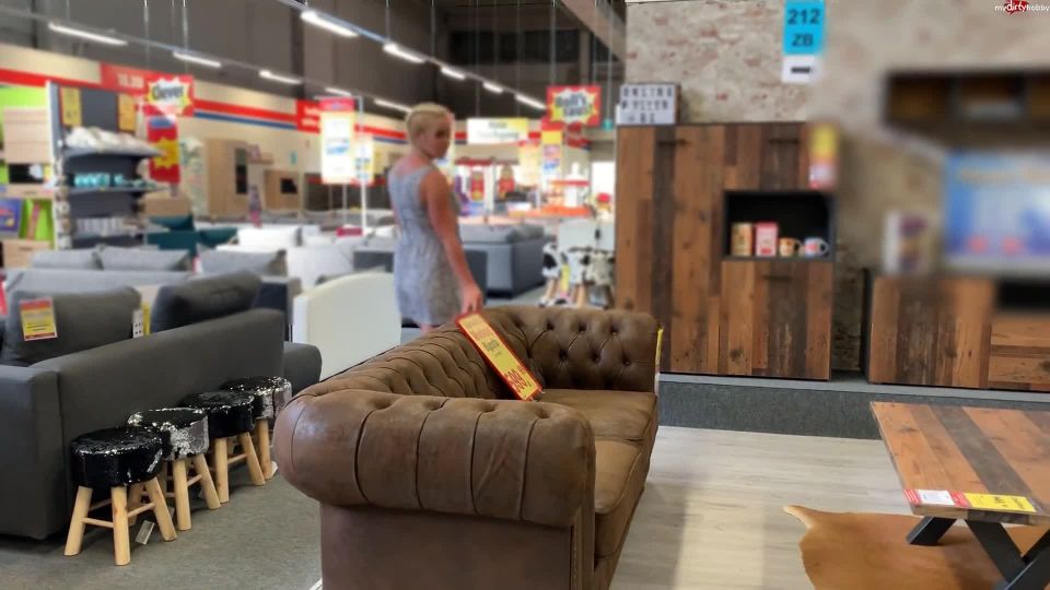 Devil-sophie - Public Sofa kauf mit Sophie - Ob es den harten Pissstrahl von mir aushaelt  - 2019